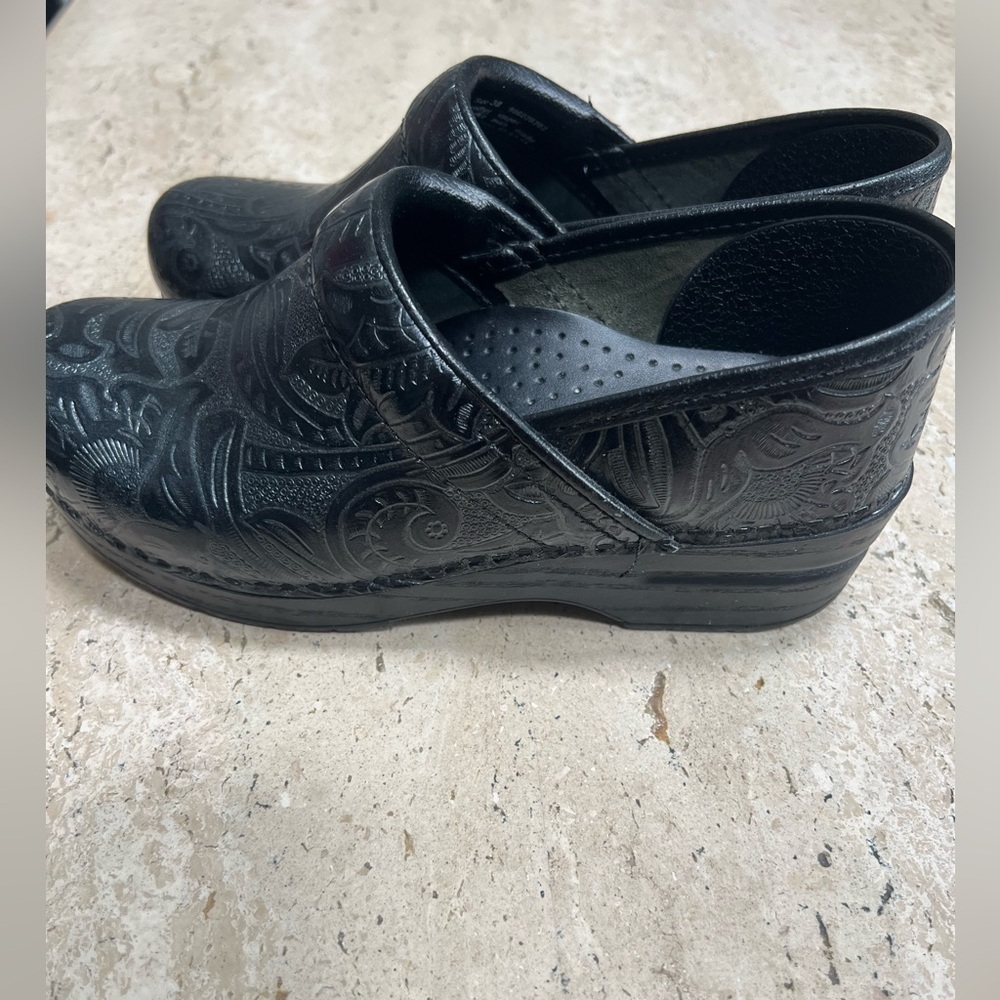 Dansko Professional Tooled Black Leather Clogs 906020202 Women’s Size 38 7.5-8 - Picture 4 of 7